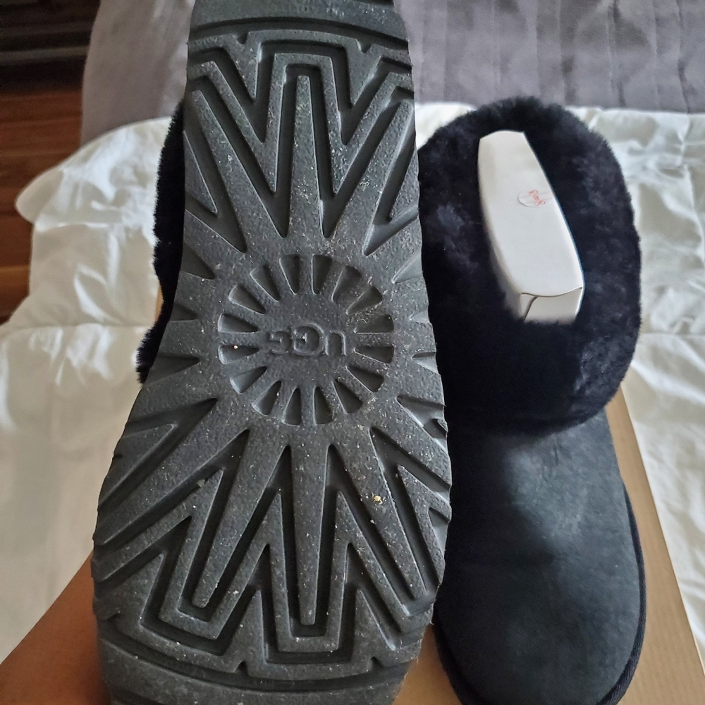 Ugg - Picture 2 of 2